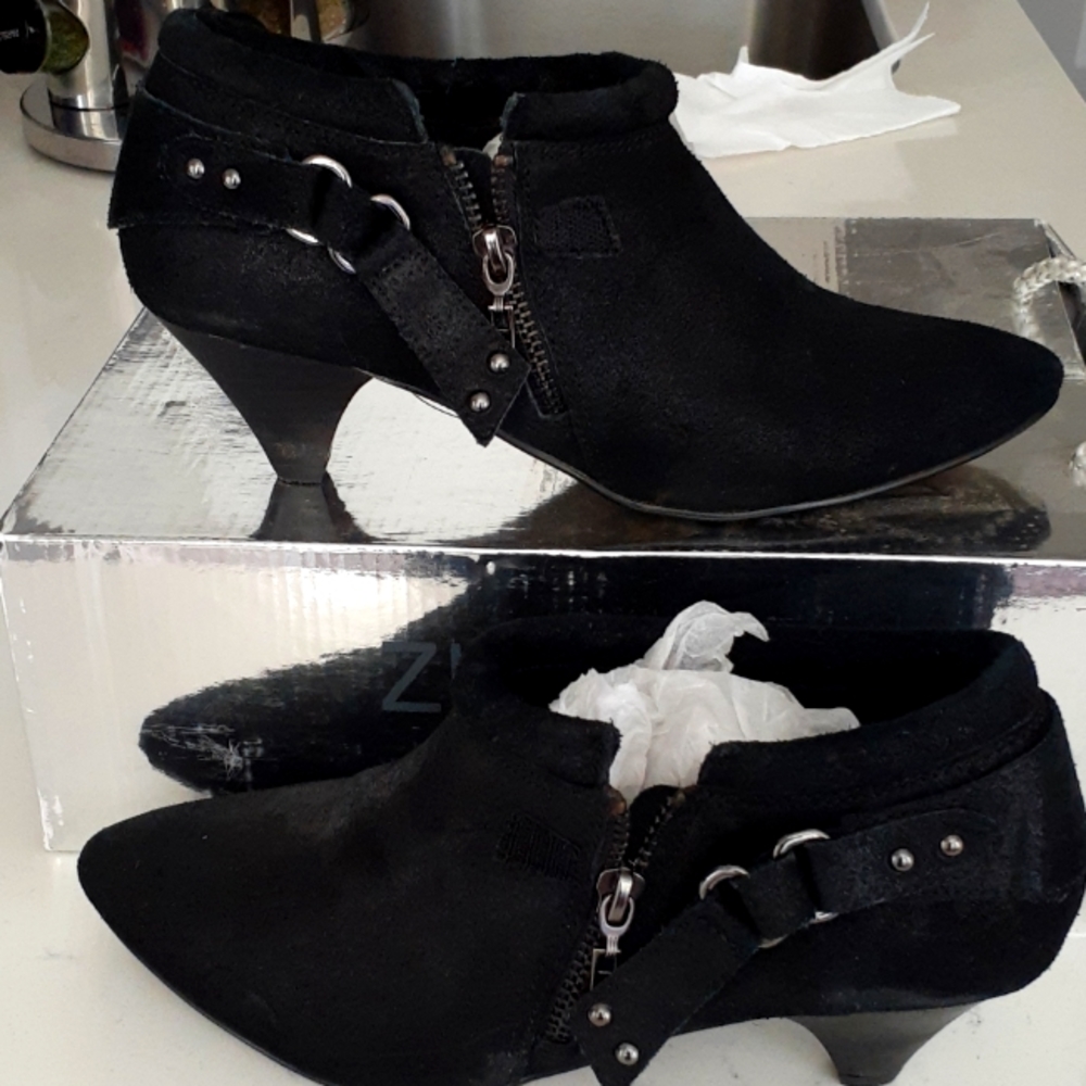 Zigi Girl black suede ankle booties size 8